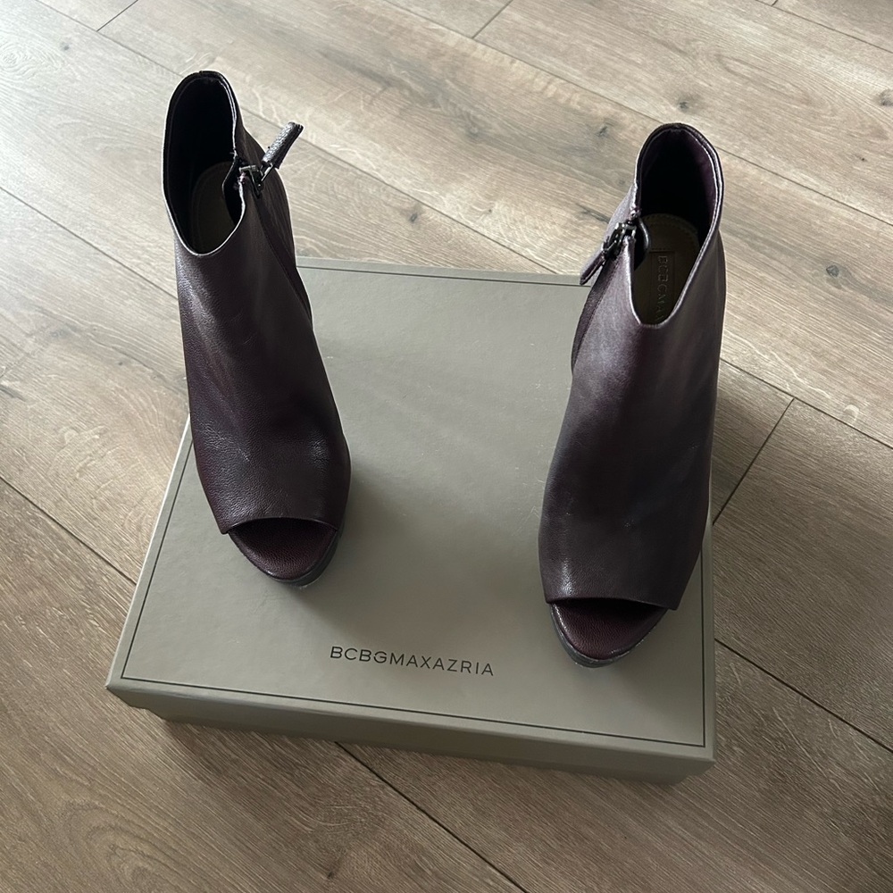 🔥PRICE⬇️ BCBGMAXAZRIA • Leather Platform Bootie • Purple • size 7M